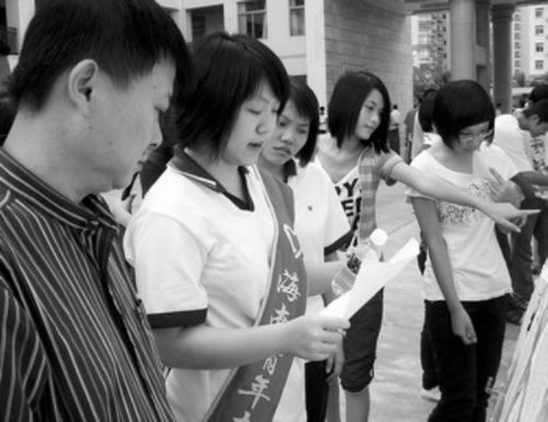 海南省海口市第一职业中学的青年志愿者在引导