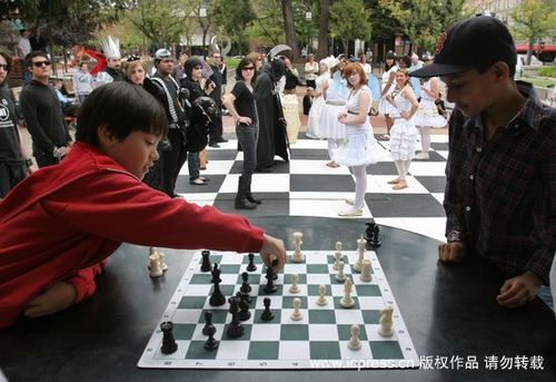 美国上演国际象棋真人秀 巨大棋盘演绎真人对