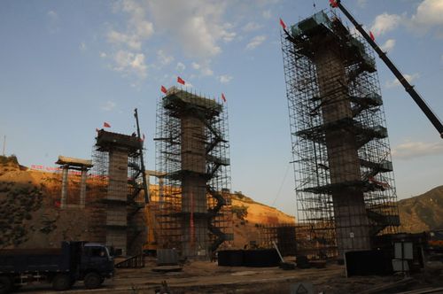 忻保高速公路云中山隧道施工现场_产业经济