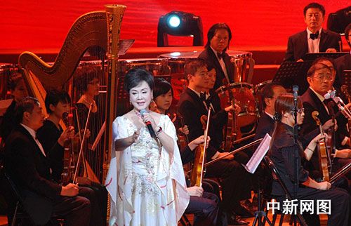 三峡国际旅游节晚会举行 李谷一献歌《乡恋》