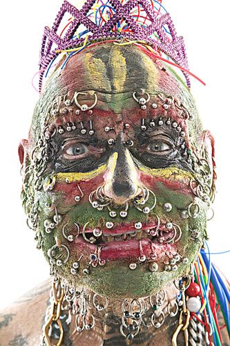 世界上全身穿孔最多的人 英78岁男子穿孔241