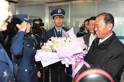 朝鲜空军代表团抵京参加论坛_综合新闻