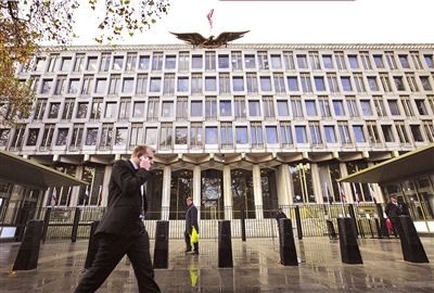 拍摄于11月3日的美国驻英大使馆建筑.图/人民图片