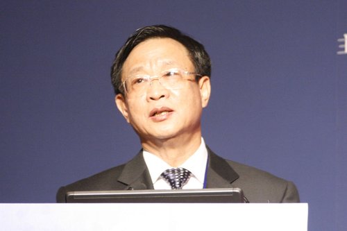 图文:中国证券业协会会长黄湘平