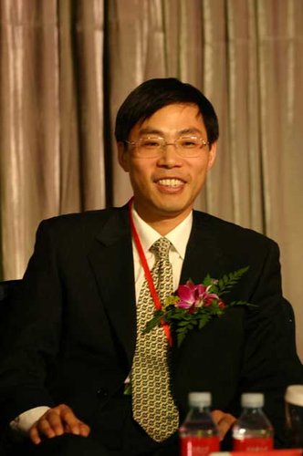 218年度经济人物_2010年重庆经济年度人物评选现场,评委们正进行激烈讨论.重庆晨报...(2)