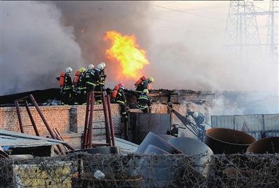 仓库起火险危及热电厂