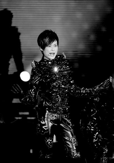 李宇春为妈妈唱生日歌