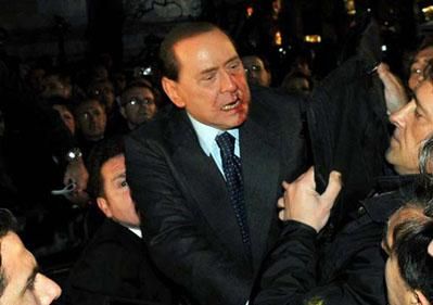 贝卢斯科尼将用挨揍流血照片做为竞选海报