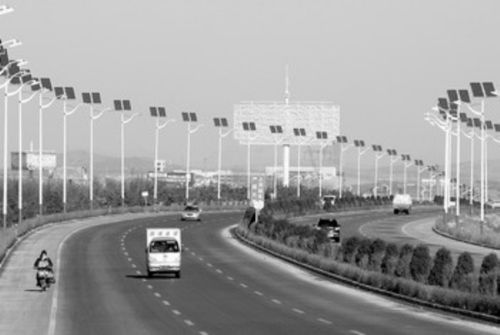 汽车行驶在安装了太阳能路灯的锦州市渤海大道
