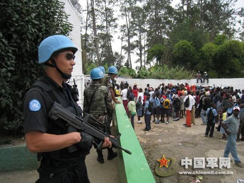 铁血蓝盔 侠骨丹心—记者眼中的中国赴海地维和警察防暴队