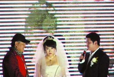 <em>赵本山</em>铁岭高调嫁女 <em>陪嫁</em>300万豪华车队送亲_