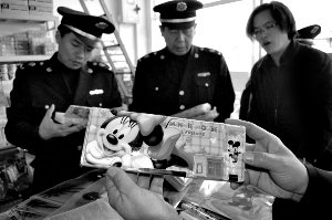 校园周边查出假“迪士尼”文具