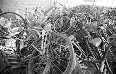 上千废弃自行车霸占校园车棚
