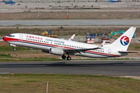 东航波音737客机迫降郑州乘客见引擎着火