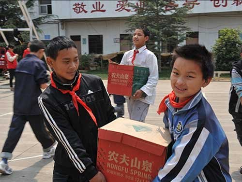 首批农夫山泉赈灾水抵云南 缺水学生喝上干净水