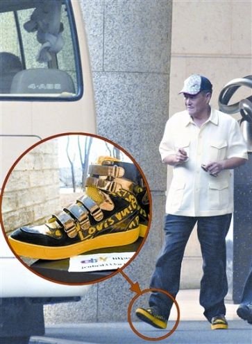 赵本山被曝为臧天朔找保镖 全身名牌炫富