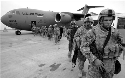 从阿富汗战场撤离的美军士兵抵达吉尔吉斯斯坦马纳斯空军基地