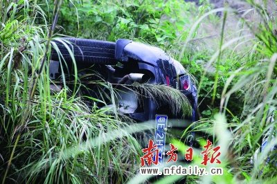 撞破护栏栽进草丛无人知驾车男女受伤数日方获