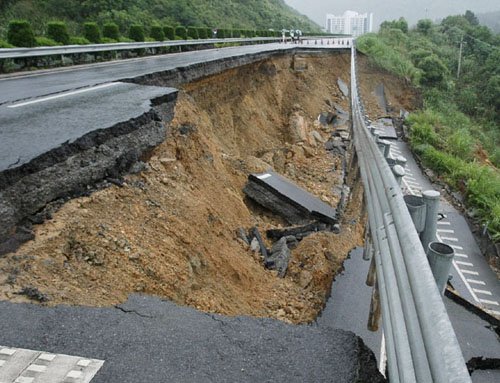 据介绍,发生塌方的地点在杭新景高速千岛湖支线新安江方向,距离