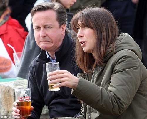 英首相度假遭遇乌云密布 喝苦酒撇嘴(图)_财经_腾讯网