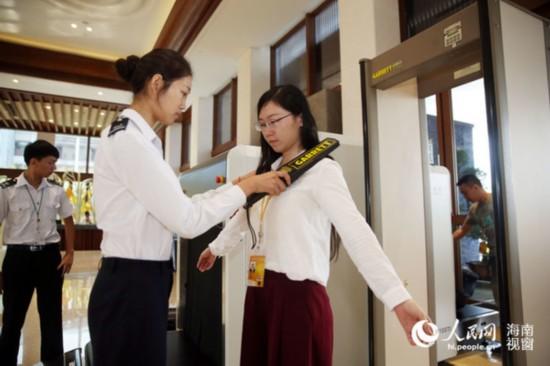 博鳌论坛工作人员就位 礼仪小姐靓丽迎宾