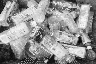 兰州:废旧饮料瓶回收价格上涨 一个能卖1角钱