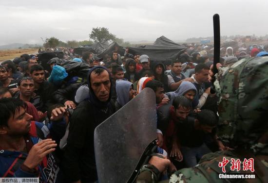 难民问题考验欧洲承压力 成员国就收容计划分