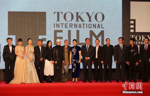 东京电影节举行开幕式安倍晋三亮相红毯