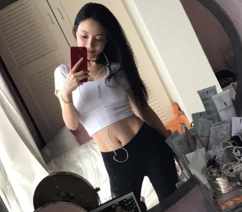 李小璐晒书法 打破了人美字就丑的铁律