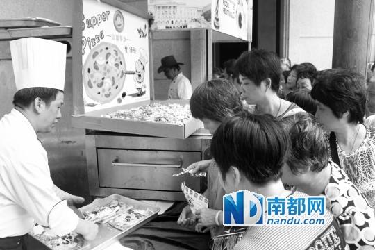 楼盘举办的各种“美食节”是“揩油客”喜闻乐见的活动。