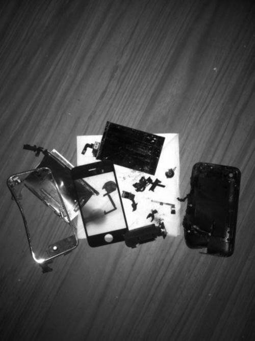苹果iPhone又出事了! 未充电时爆炸冒烟