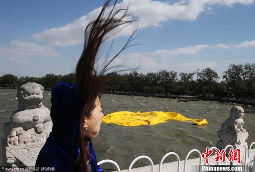 北京狂风吹走雾霾 大黄鸭临时避风放气躺倒湖