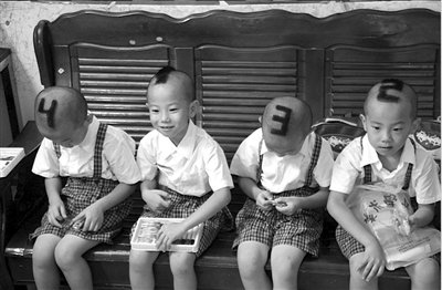 4胞胎新发型入学_财经_腾讯网