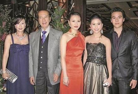 赌王何鸿燊获勋 三妻四<em>妾</em>成群<em>儿女</em>集体亮相_财
