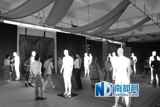 作为一个有追求的“揩油族”，也别忘了去揩揩楼盘里的高端艺术展。 南都记者韩晶元摄