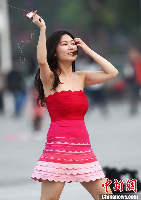 2014年中超联赛第3轮,广州恒大vs长春亚泰,场外美女球迷低胸黑丝齐