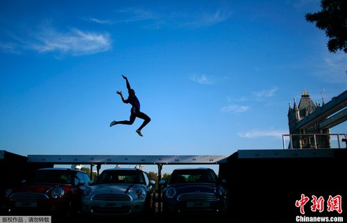 英国跳远运动员跨越3辆汽车 上演空中飞人(组