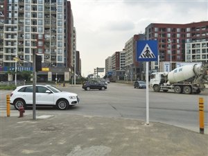 南山区港城路与振海路交会处,红绿灯一直未投入使用,导致交通混乱.