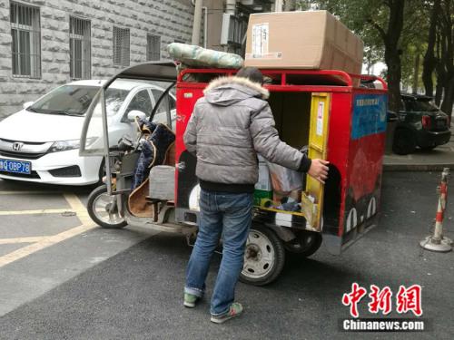 双11“买买买”产生天量快递垃圾：胶带绕赤道425圈