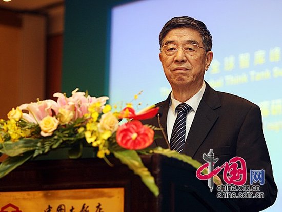 图文:中国国际经济交流中心王春正主持发言