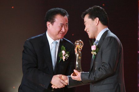 图文:王健林为明阳风电产业公司张传卫颁奖