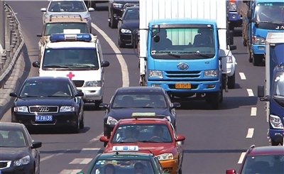 京藏高速车祸 应急道被占急救车难行