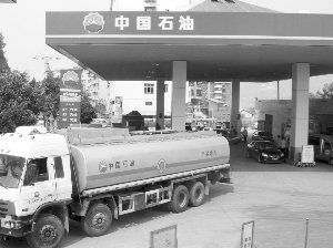 汽柴油价格每吨上调300元 汽油零售价每升涨两角多