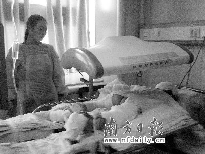 正文    4岁的小禹反趴在中山一院创伤科重症病房的床上,全身包扎,不