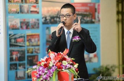 上海东方网股份有限公司总裁兼总编辑徐世平在会上讲话.