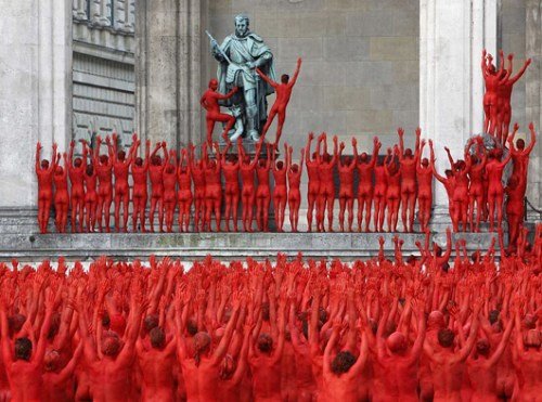 德国逾千男女裸舞 全身涂红场面壮观(图)