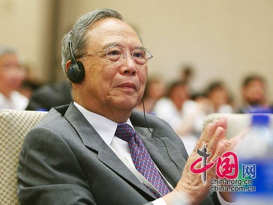 图文:中国国际经济交流中心理事长曾培炎