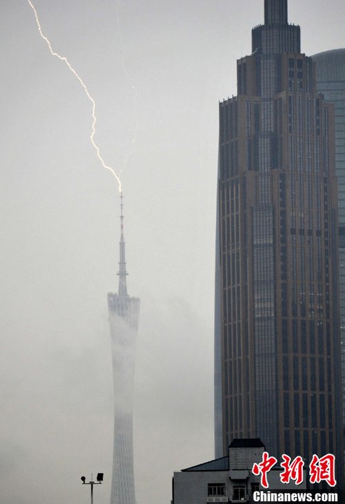 广州白昼如夜暴雨倾盆 广州塔遭雷击