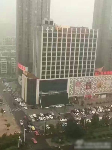 安徽滁州酒店LED大屏掉落砸中路人 砸毁数辆车