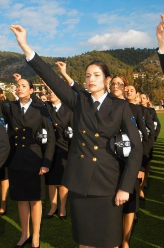 希腊女兵相貌气质俱佳组图